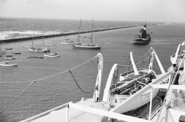 Viaggio in Africa. Porto Said - ingresso del Canale di Suez - diga foranea - imbarcazioni ancorate - scialuppe del piroscafo "Vulcania"
