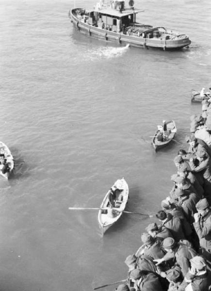 Viaggio in Africa. Porto Said - ingresso del Canale di Suez - militari a bordo del piroscafo "Vulcania" - imbarcazioni a remi sottobordo - rimorchiatore