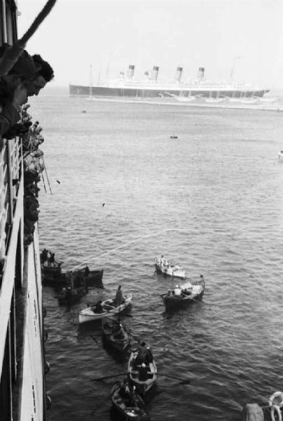 Viaggio in Africa. Porto Said - ingresso del Canale di Suez - militari a bordo del piroscafo "Vulcania" - imbarcazioni a remi sottobordo