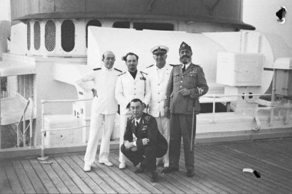 Viaggio in Africa. A bordo del piroscafo "Vulcania" - ritratto di gruppo - ufficiali di bordo e ufficiali dell'esercito