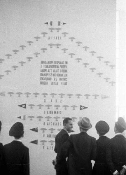 Prima Mostra Triennale delle Terre Italiane d'oltremare - padiglione dell'aeronautica - sala allestita da Enrico Castello