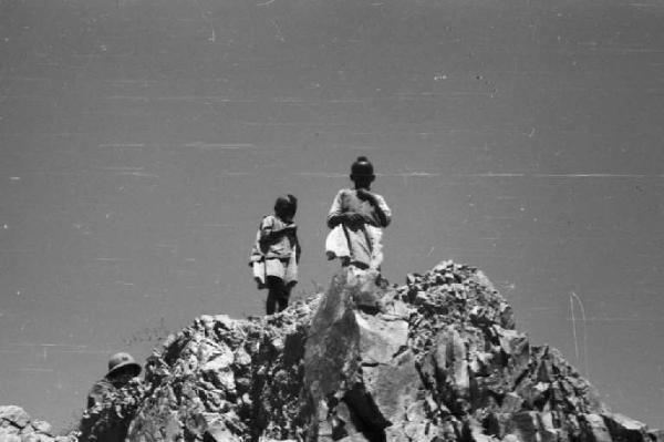 Viaggio in Africa. Nefasit - bambini indigeni in cima a una roccia