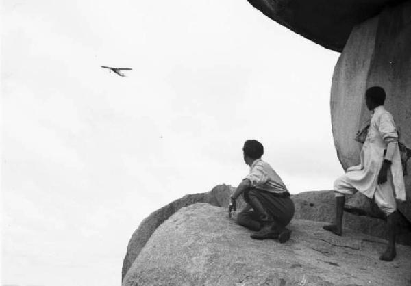 Viaggio in Africa. Sasso d'Utò - Un militare e un giovane indigeno tra le rocce