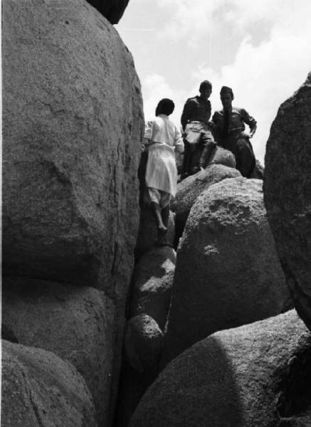 Viaggio in Africa. Sasso d'Utò - Due militari e un giovane indigeno tra le rocce