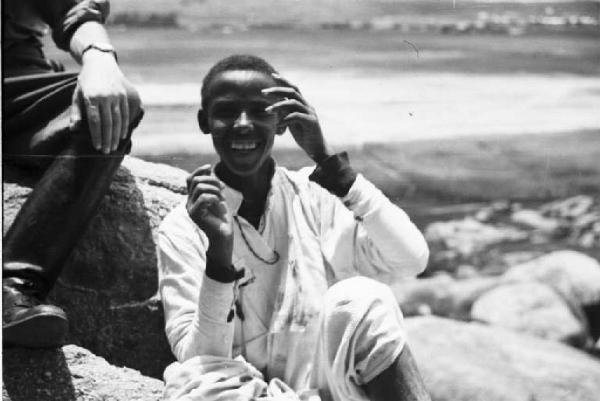 Viaggio in Africa. Sasso d'UtÃ² - Ritratto maschile - giovane indigeno posa tra le rocce