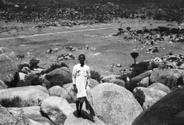 Viaggio in Africa. Sasso d'Utò - Ritratto maschile - giovane indigeno posa tra le rocce