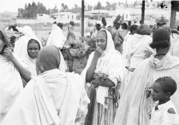 Viaggio in Africa. Asmara - mercato - donne indigene