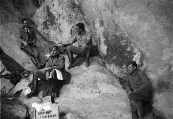 Viaggio in Africa. Gita ad Amba Matara - ritratto di gruppo - quattro militari durante la pausa pranzo - tra di essi Federico Patellani
