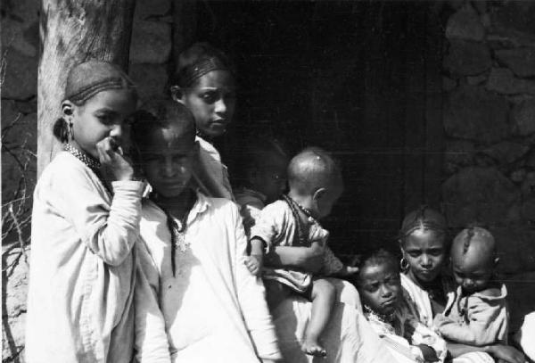 Viaggio in Africa. Insediamento indigeno di Mai Otza - gruppo di indigeni in posa con soldato italiano di spalle davanti a loro