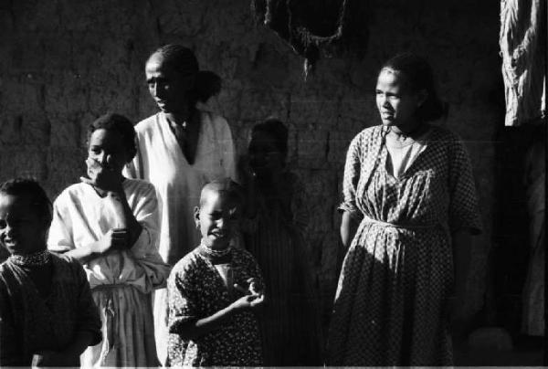 Viaggio in Africa. Villaggio - scene di vita quotidiana - donne e bambini indigeni all'esterno della loro abitazione