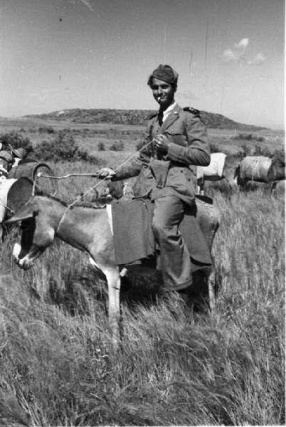Viaggio in Africa. Ritratto maschile - Federico Patellani in divisa militare monta un asino