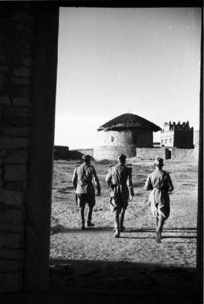 Viaggio in Africa. Tre militari in visita alla città fortificata di Fasil Ghebbi