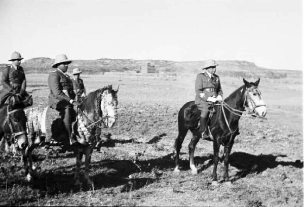 Viaggio in Africa. Ufficiali italiani a cavallo in occasione della parata militare nei pressi di Adigrat