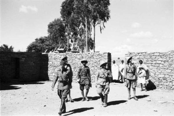 Viaggio in Africa. Un gruppo di ufficiali italiani all'esterno di una cinta muraria
