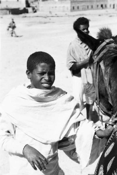 Viaggio in Africa. Ritratto di ragazzo indigeno accanto ad un cavallo