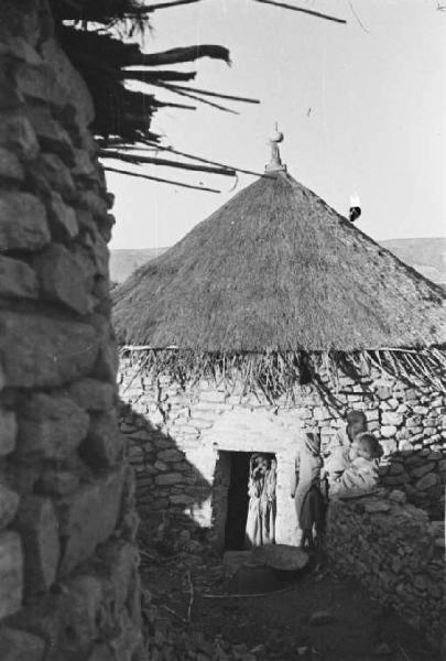 Viaggio in Africa. Quiha - abitazione in pietra col tetto in paglia