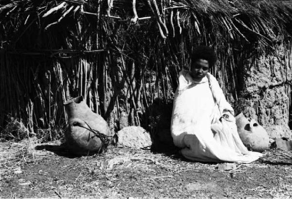 Viaggio in Africa. Ritratto femminile - donna indigena sulla soglia della sua capanna