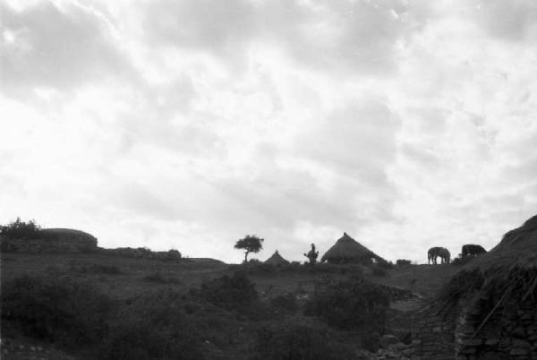 Viaggio in Africa. Quiha: paesaggio africano, scorcio del villaggio e il cielo percorso da nuvole