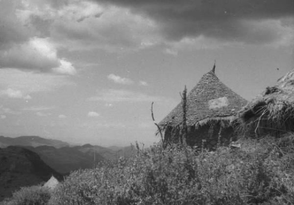Viaggio in Africa. Paesaggio africano: villaggio di capanne in pietra con tetti di paglia