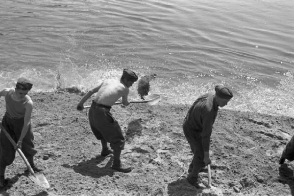 Soldati scavano lungo le rive del Ticino