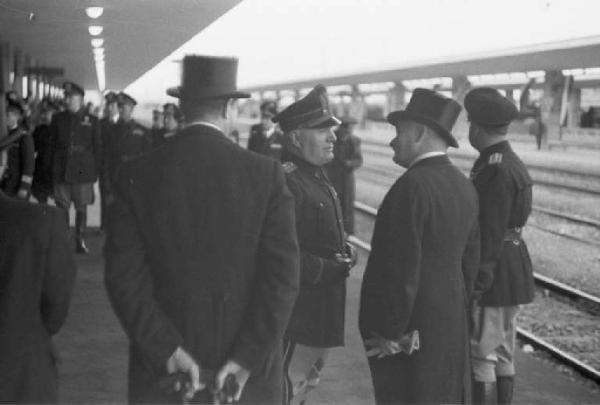 Patti di Roma. Benito Mussolini, gerarchi fascisti e notabili in attesa alla stazione Ostiense del "poglavnik" croato Ante Pavelic