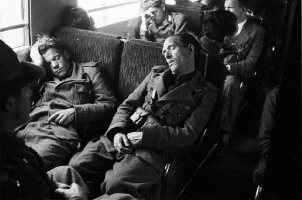 Viaggio in Jugoslavia. Due militari italiani assopiti sul treno che li trasporta da Trieste a Postumia