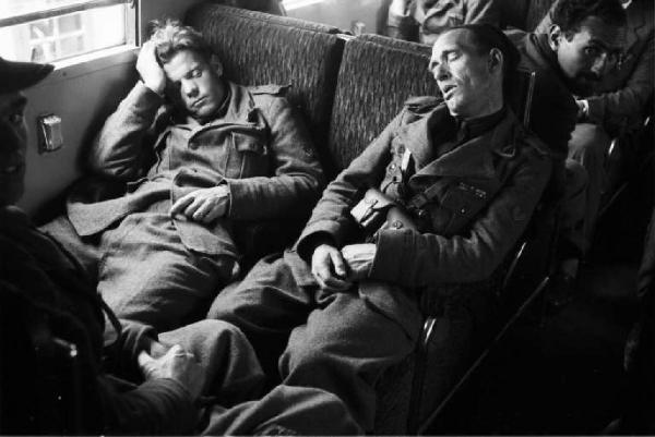 Viaggio in Jugoslavia. A bordo del treno da Trieste a Postumia - ritratto di gruppo - militari italiani assopiti