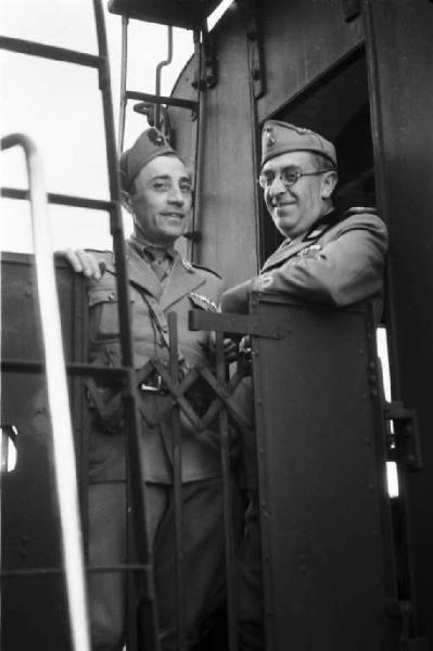 Viaggio in Jugoslavia. Lubiana: ritratto di coppia, due militari italiani sulla predella di una carrozza ferroviaria