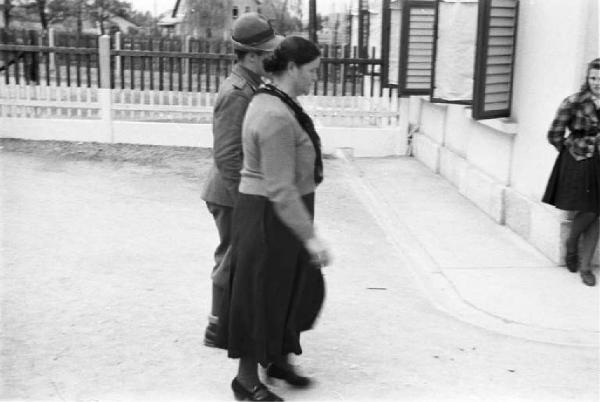 Viaggio in Jugoslavia. Lubiana: militare italiano e donna in partenza alla stazione ferroviaria