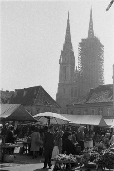 Viaggio in Jugoslavia. Zagabria: il mercato. Sullo sfondo le torri della facciata della cattedrale