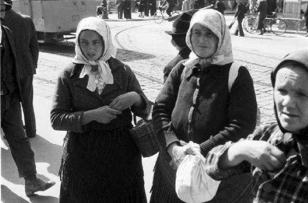 Viaggio in Jugoslavia. Zagabria: mercato. Ritratto di gruppo, tre donne croate