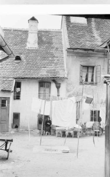 Viaggio in Jugoslavia. Zagabria: edifici d'abitazione e cortile con panni stesi ad asciugare