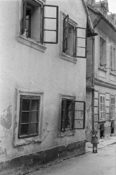 Viaggio in Jugoslavia. Zagabria: edifici d'abitazione con le finestre aperte