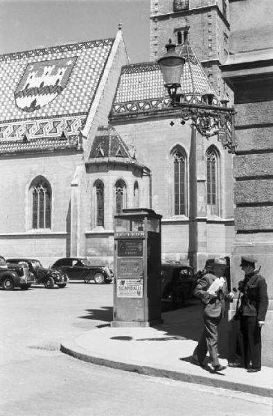 Viaggio in Jugoslavia. Zagabria: veduta della piazza su cui affaccia il palazzo del comune e cabina telefonica all'angolo