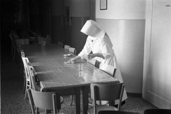 Viaggio in Jugoslavia. Ospedale di Zagabria: una suora prepara la tavola in mensa