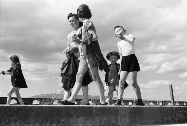 Viaggio in Jugoslavia. Zagabria: mamme e bambini sulle terrazze che costeggiano gli argini del fiume Sava