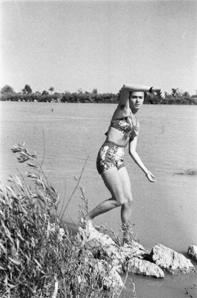 Viaggio in Jugoslavia. Zagabria: ritratto di femminile, giovane donna in costume da bagno lungo le rive del fiume Sava