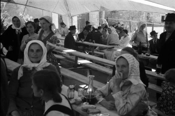 Viaggio in Jugoslavia. Zagabria: la festa del lunedì di Pentecoste, zona ristorante sotto un tendone