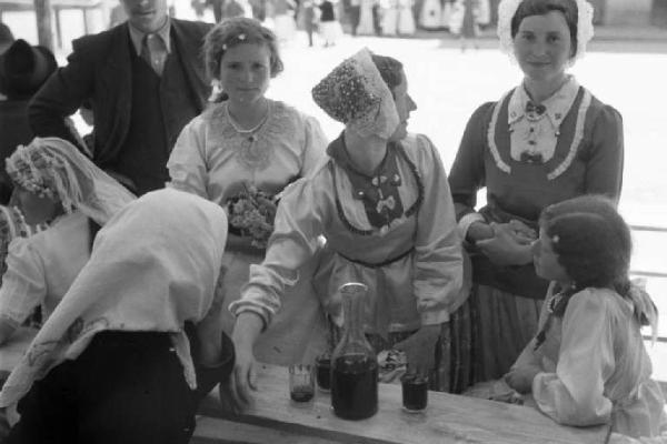 Viaggio in Jugoslavia. Zagabria: ritratto di gruppo, donne croate in abiti tradizionali in occasione del lunedì di Pentecoste