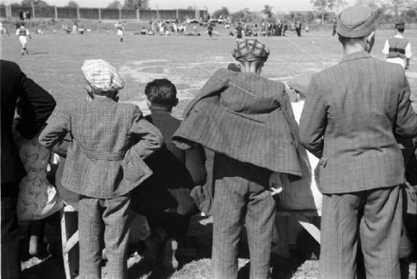 Viaggio in Jugoslavia. Domenica sportiva a Sisak: un gruppo di persone segue una partita di calcio dal bordo del campo