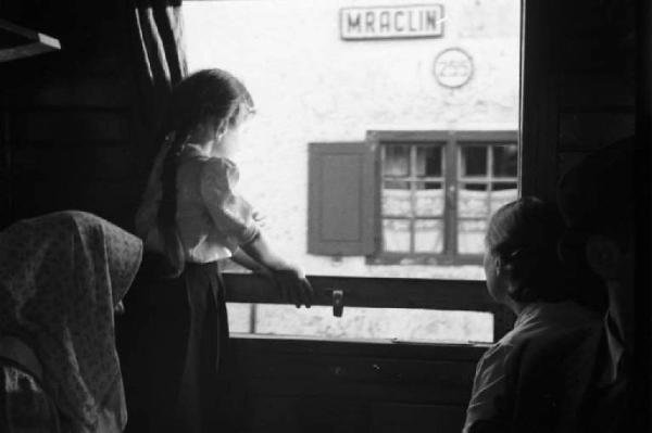 Viaggio in Jugoslavia. Tragitto Sisak-Vhrovine: donne e bambina in treno