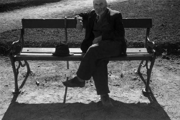 Viaggio in Jugoslavia. Ritratto maschile, anziano seduto su una panchina