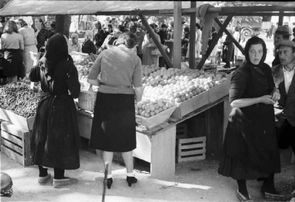 Viaggio in Jugoslavia. Mercato - donne presso una bancarella di frutta