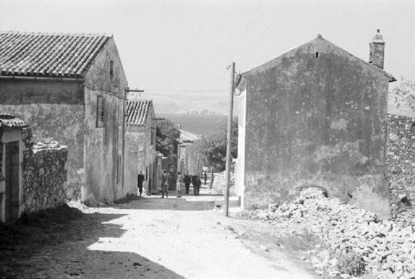 Viaggio in Jugoslavia. Paese - case in muratura affacciate su una strada sterrata