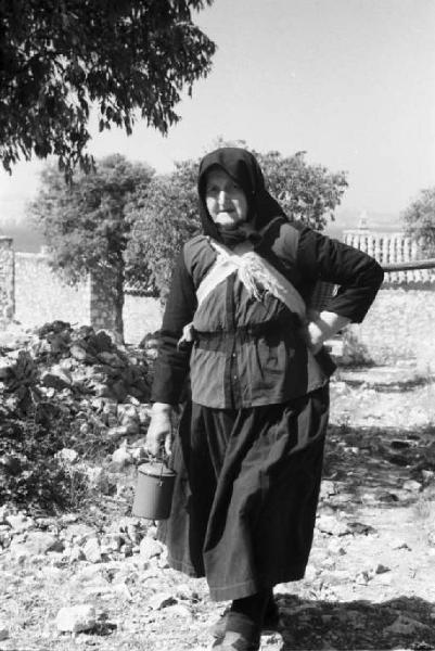 Viaggio in Jugoslavia. Ritratto femminile - anziana contadina croata
