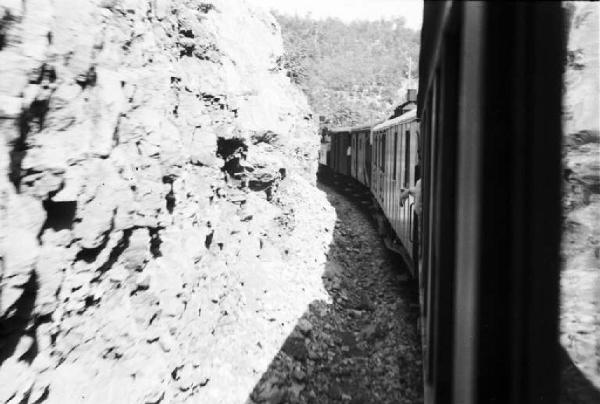 Viaggio in Jugoslavia. Verso Sebenico: scorcio del paesaggio montuoso dal finestrino del treno