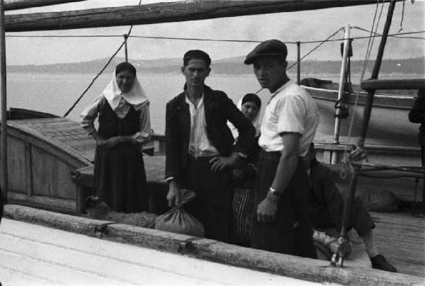 Viaggio in Jugoslavia. Sebenico: peschereccio con famiglia di pescatori