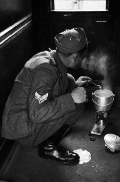 Campagna di Russia. Bolzano - stazione ferroviaria - militare prepara da mangiare con un fornelletto da campo
