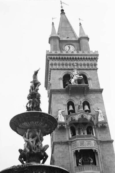 Viaggio in Africa. Viaggio di ritorno in Italia. Messina - particolare della Fontana di Orione e campanile del duomo sullo sfondo