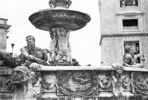 Viaggio in Africa. Viaggio di ritorno in Italia. Messina - particolare della Fontana di Orione in Piazza Duomo
